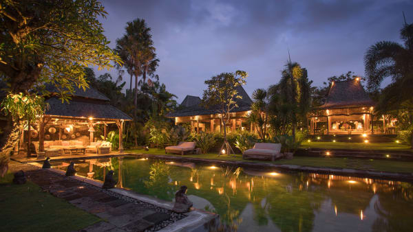 Villa Zelie - Pool at night